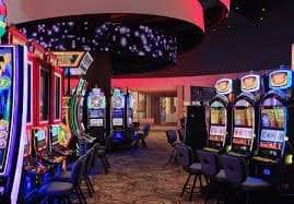 Kartu dealer ditampilkan dengan kamera HD multi-sudut untuk transparansi Kartu Teen Patti ditampilkan dalam streaming HD